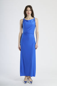 Moda donna: abito bluette a maxi lunghezza, design senza spalline e colletto avvolgente.