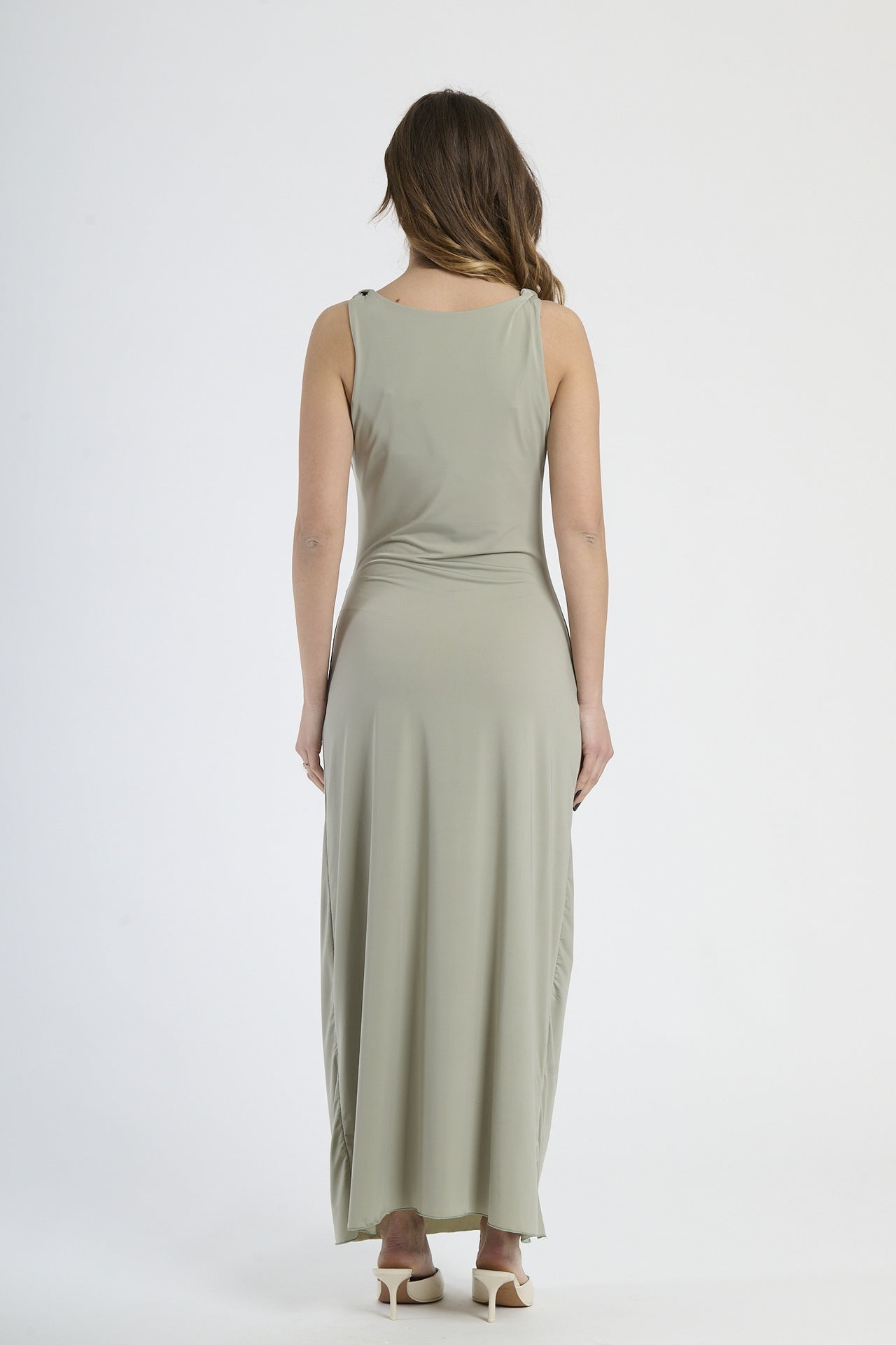 Moda donna: abito militare a maxi lunghezza, design senza spalline e colletto avvolgente.