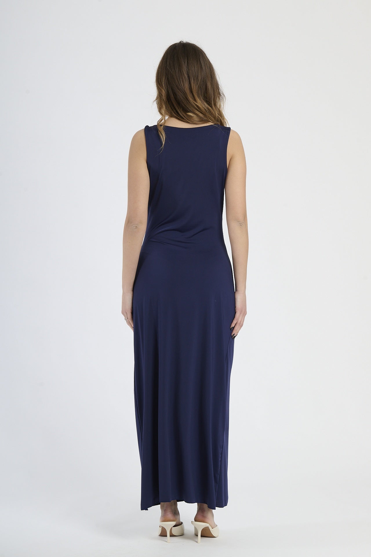 Moda donna: abito nero a maxi lunghezza, design senza spalline e colletto avvolgente.