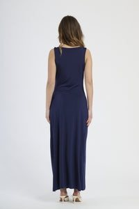 Moda donna: abito nero a maxi lunghezza, design senza spalline e colletto avvolgente.