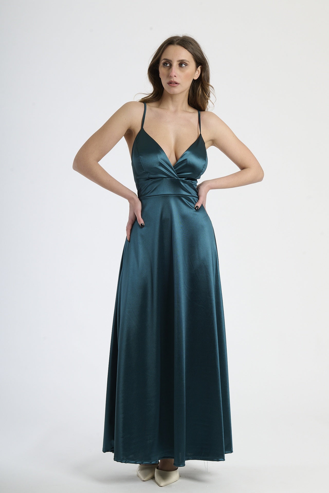 Moda donna: abito verde.S in raso lustrante, design con scollatura a V e gonna ampia.