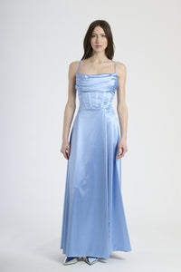 Moda elegante: abito azzurro in raso, silhouette slim con spalline sottili e colletto avvolgente.