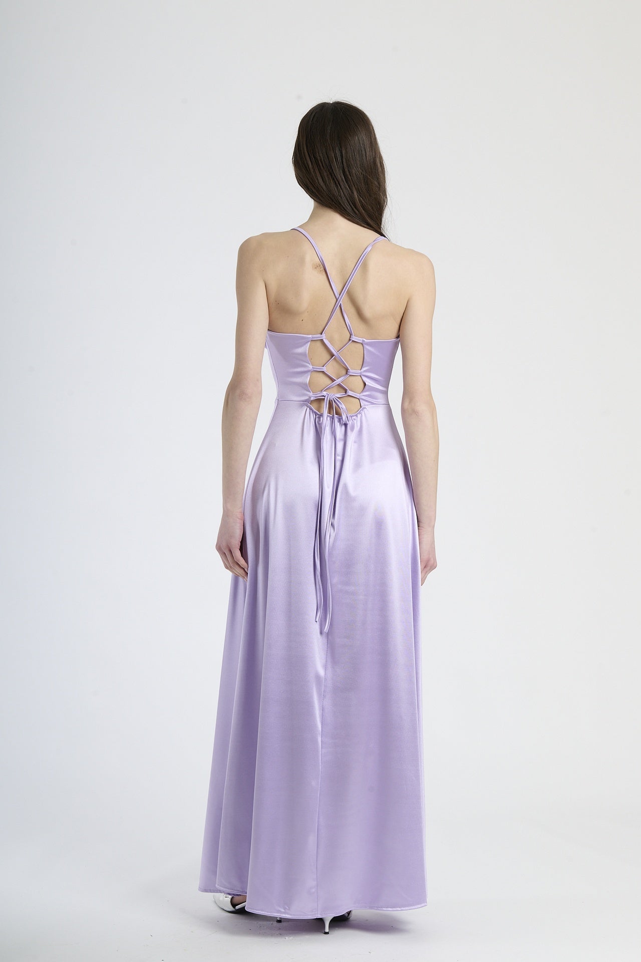 Moda elegante: abito lilla in raso, silhouette slim con spalline sottili e colletto avvolgente.