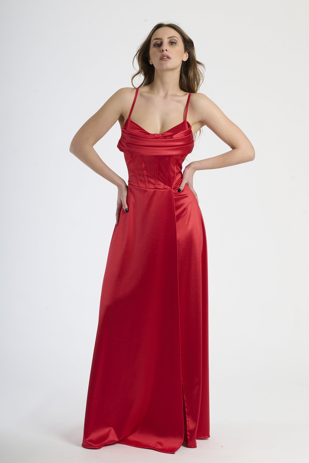 Moda elegante: abito rosso in raso, silhouette slim con spalline sottili e colletto avvolgente.