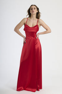 Moda elegante: abito rosso in raso, silhouette slim con spalline sottili e colletto avvolgente.