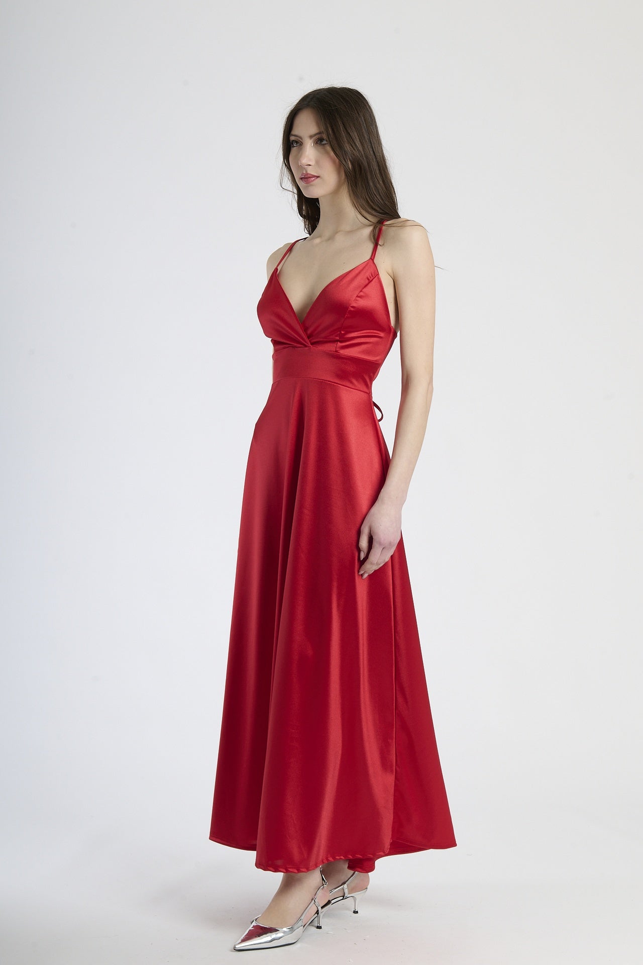 Moda elegante: abito rosso in raso lustrante, design con scollatura a V e gonna ampia.