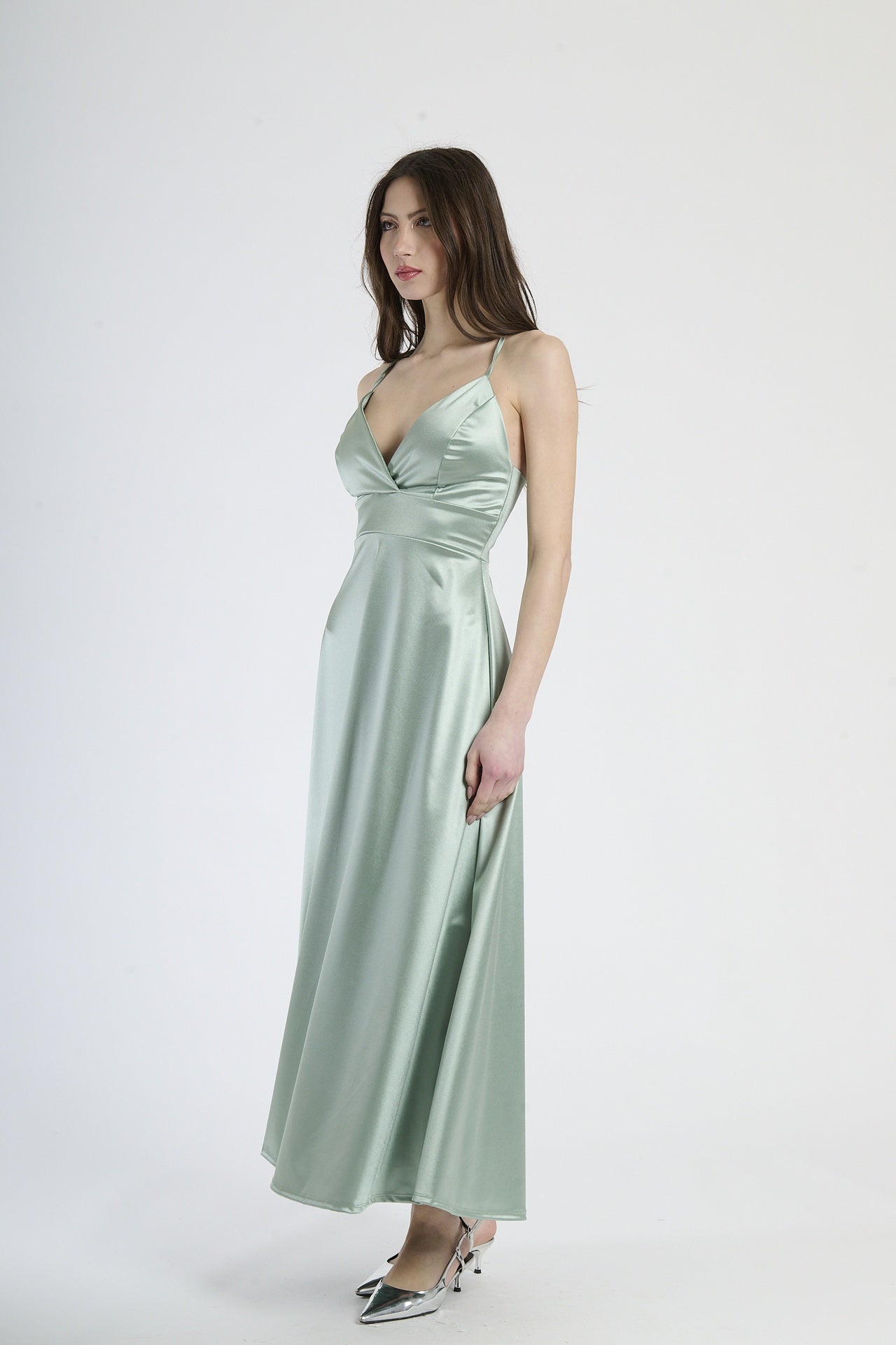 Moda femminile: abito salvia in raso lustrante, design con scollatura a V e gonna ampia.