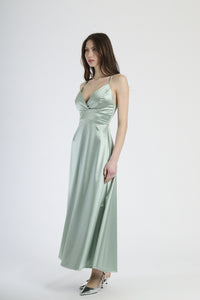 Moda femminile: abito salvia in raso lustrante, design con scollatura a V e gonna ampia.