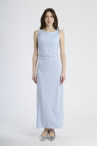 Moda femminile: abito azzurro a maxi lunghezza, design senza spalline e colletto avvolgente.