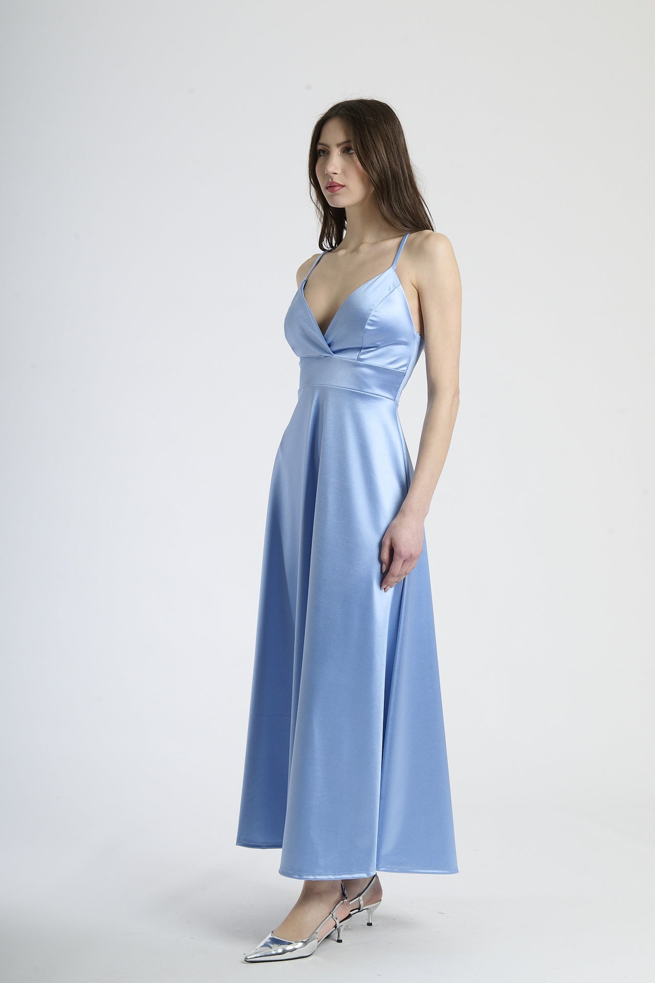 Moda femminile: abito azzurro in raso lustrante, design con scollatura a V e gonna ampia.