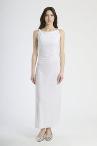 Moda femminile: abito bianco a maxi lunghezza, design senza spalline e colletto avvolgente.