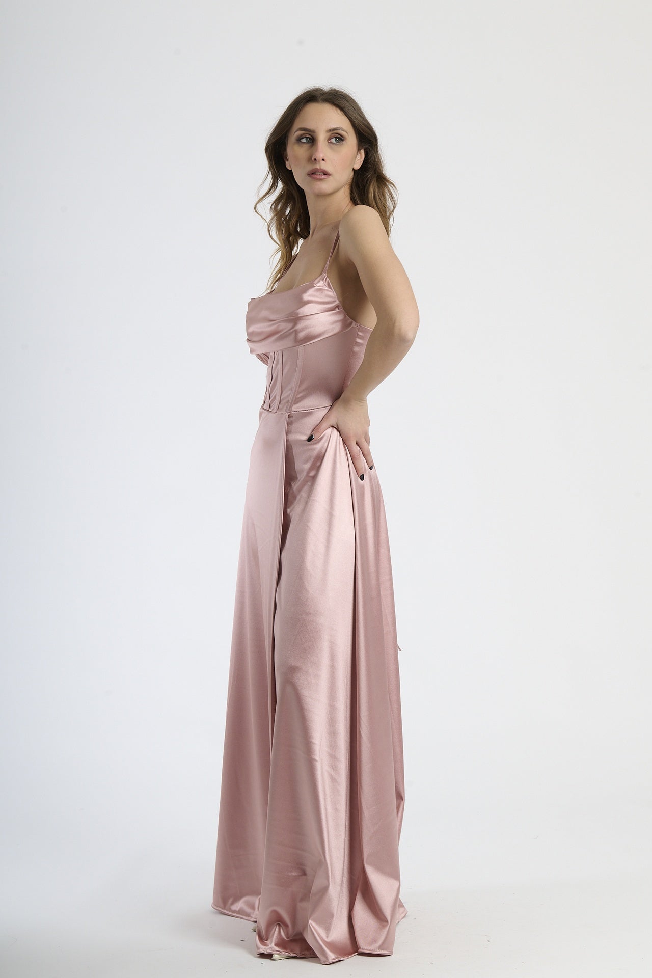Moda femminile: abito rosa antico in raso, silhouette affascinante con spalline sottili e colletto drappato.