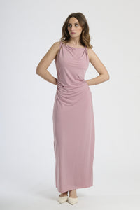 Moda femminile: abito rosa antico a maxi lunghezza, design senza spalline e colletto avvolgente.