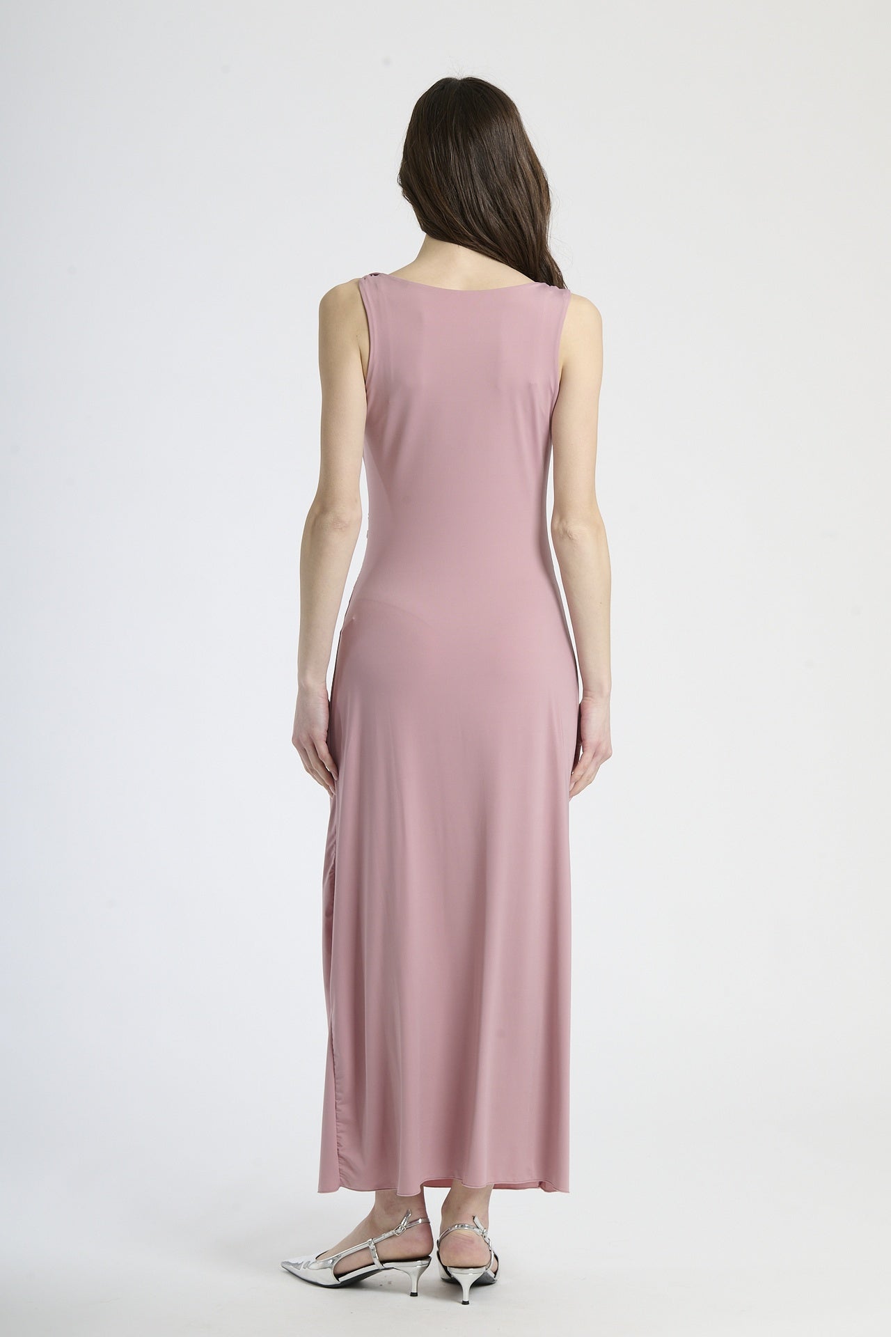 Moda femminile: abito rosa antico a maxi lunghezza, design senza spalline e colletto
