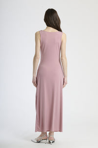 Moda femminile: abito rosa antico a maxi lunghezza, design senza spalline e colletto