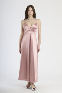 Moda femminile: abito rosa antico in raso lustrante, design con scollatura a V e gonna ampia.