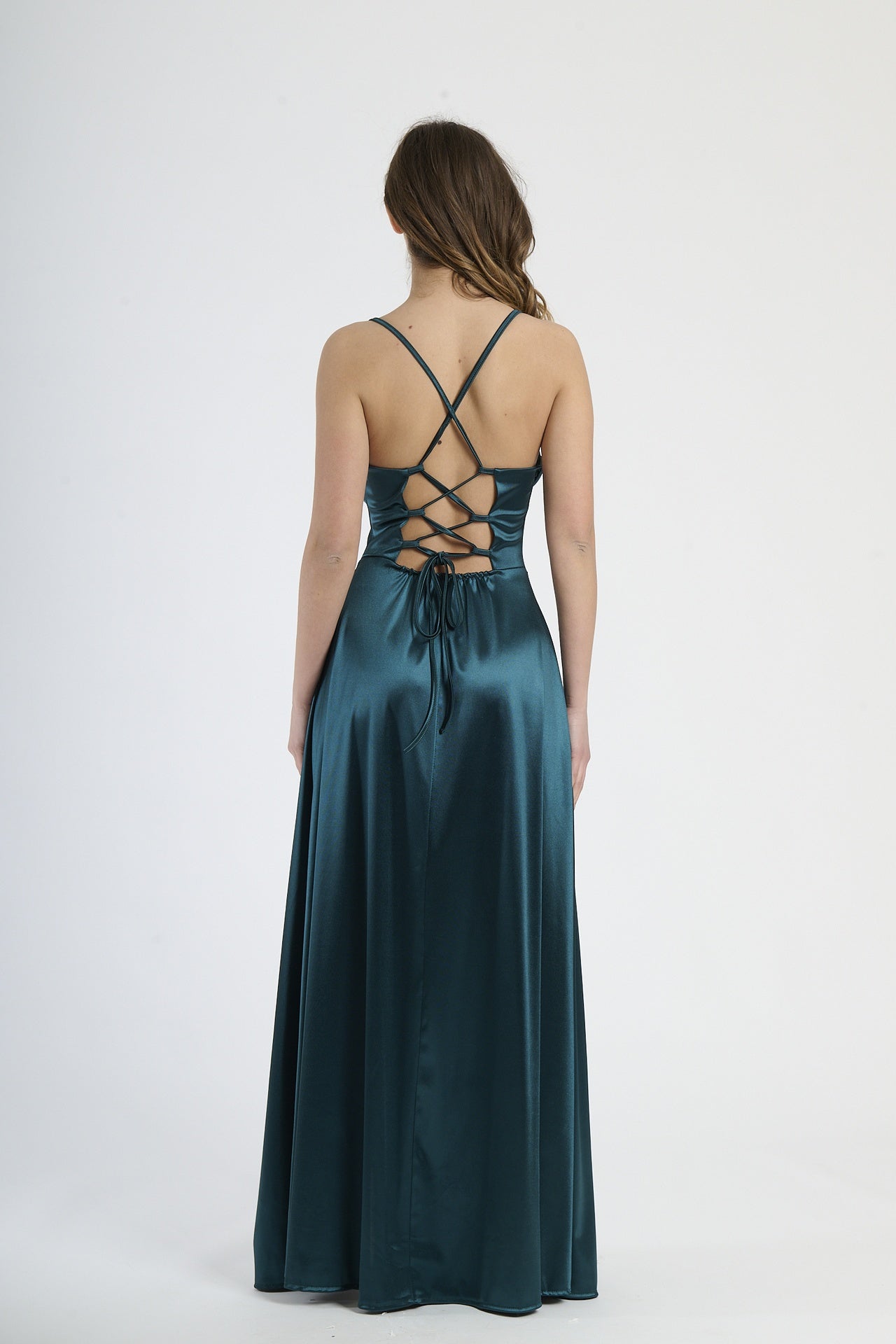 Moda femminile: abito verde.S in raso, silhouette elegante con spalline sottili e colletto drappato.