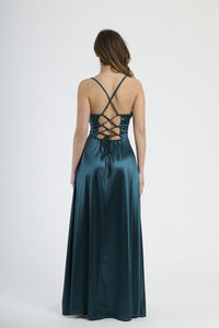 Moda femminile: abito verde.S in raso, silhouette elegante con spalline sottili e colletto drappato.