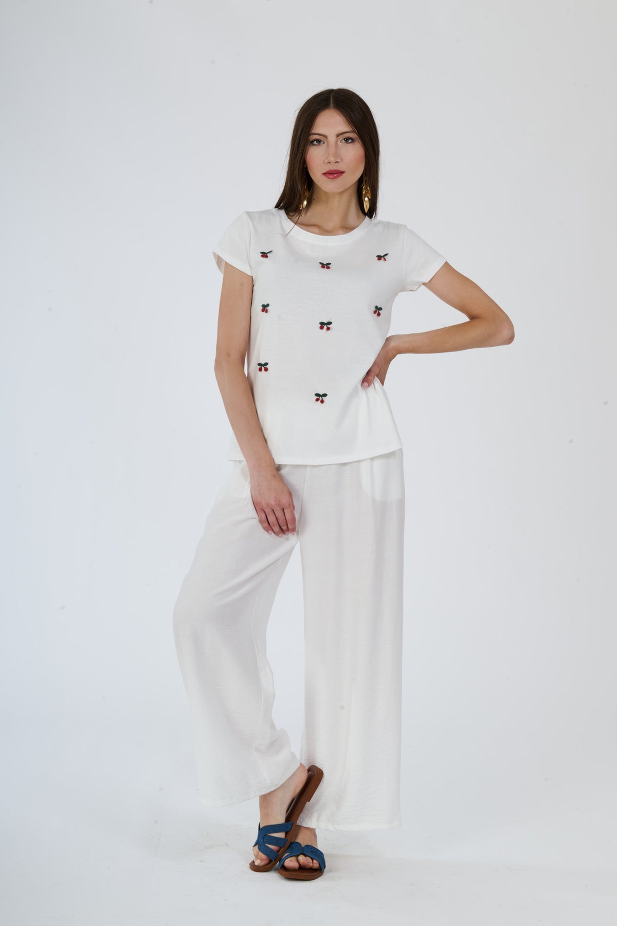 Moda quotidiana: t-shirt bianca e pantaloni scuri