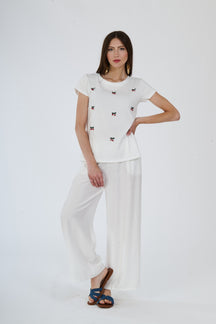 Moda quotidiana: t-shirt bianca e pantaloni scuri