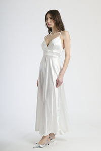 Moda raffinata: abito bianco in raso lustrante, design con scollatura a V e gonna ampia.