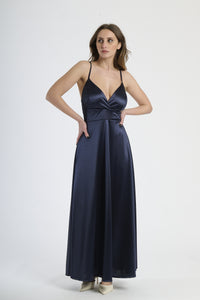 Moda raffinata: abito navy in raso lustrante, design con scollatura a V e gonna ampia.