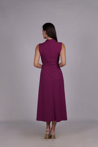 Modella con abito ciliegio a gonna midi, senza maniche, nodo decorativo al petto, outfit elegante.
