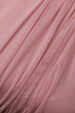 Modella con abito rosa a gonna lunga, collo a imbarcatura, foulard in tulle trasparente, outfit elegante per eventi speciali.