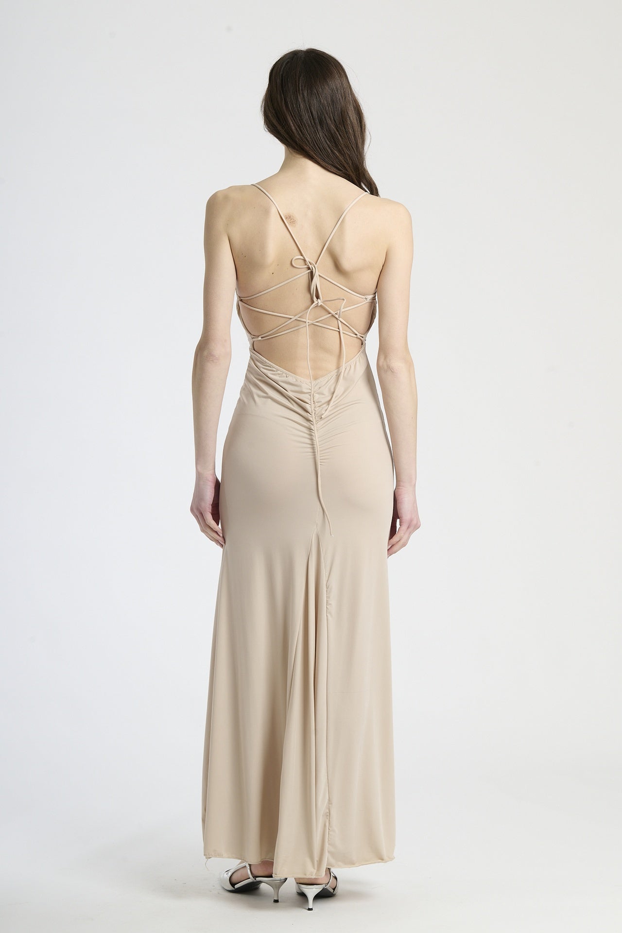 Modella in abito beige lungo, stile classico per occasioni formali