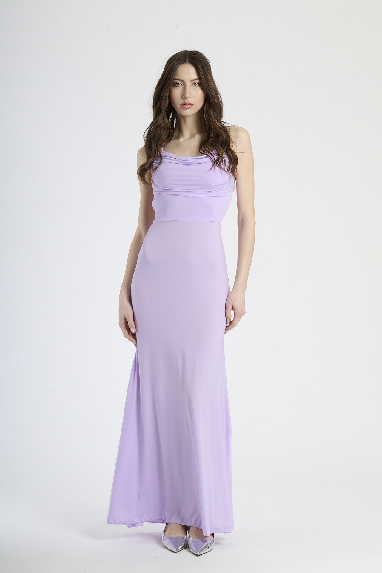 Modella in abito lilla lungo, stile affascinante per serate dal sapore fantastico.
