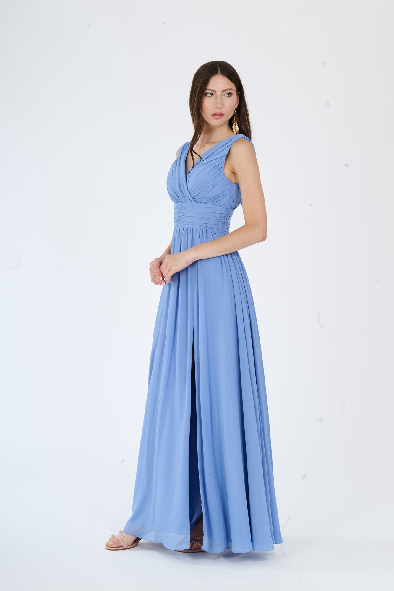 Modella in abito maxi Jeans, stile raffinato con spalline nude e dettaglio slit