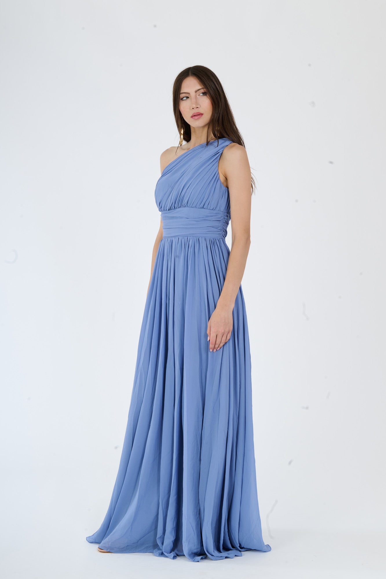 Modella in abito maxi Lavanda, stile elegante con spalla unica e drappeggio sul corpo