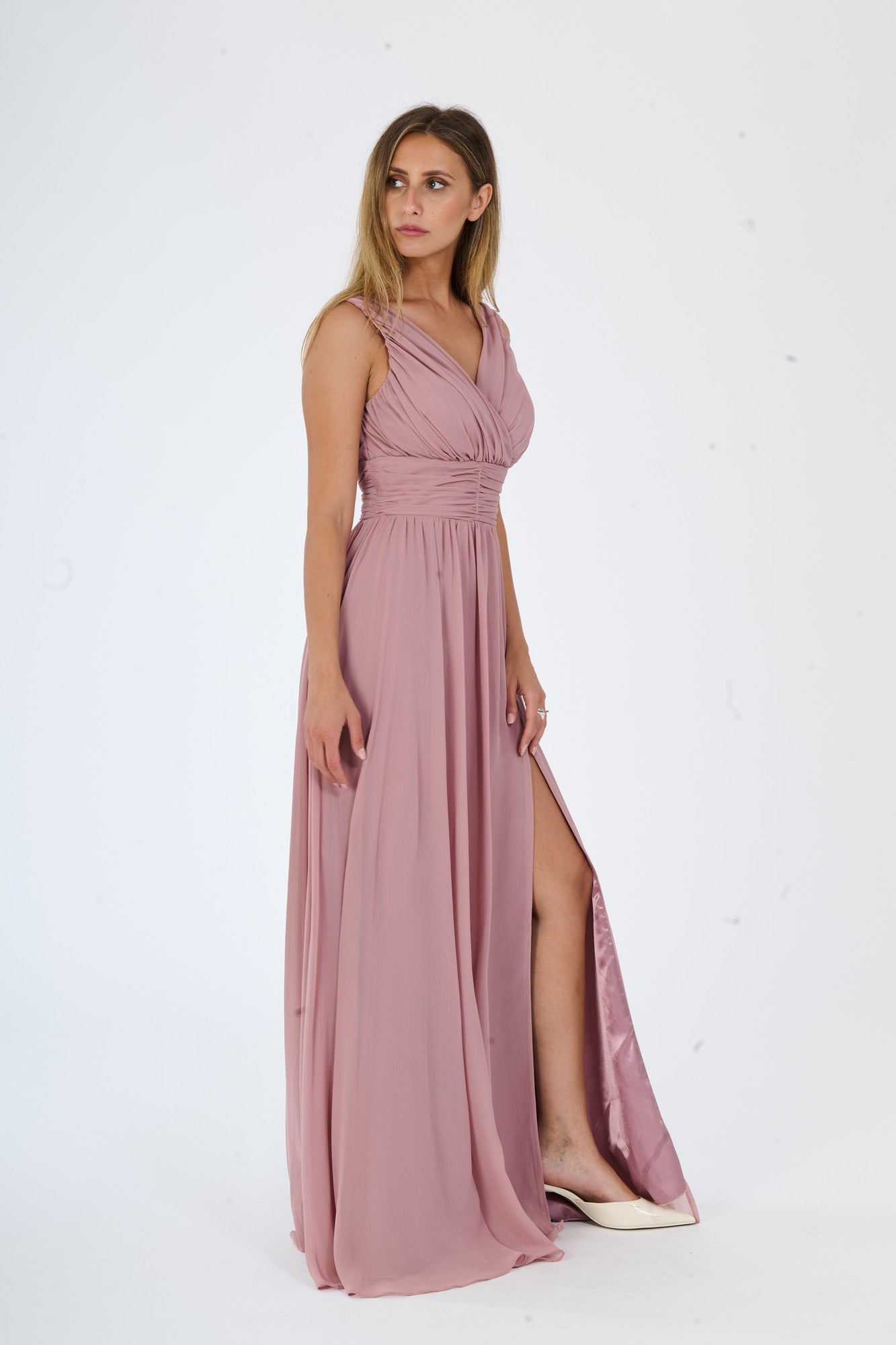 Modella in abito maxi Rosa Antico, stile romantico con spalline nude e dettaglio slit