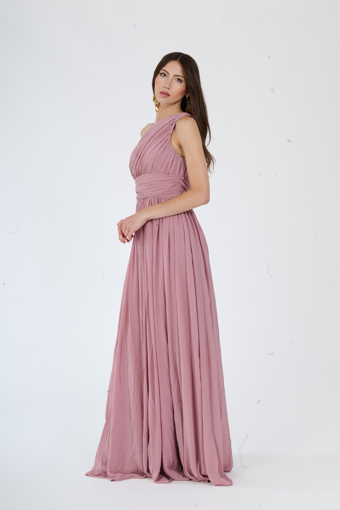 Modella in abito maxi Rosa Antico, stile elegante con spalla unica e drappeggio sul corpo