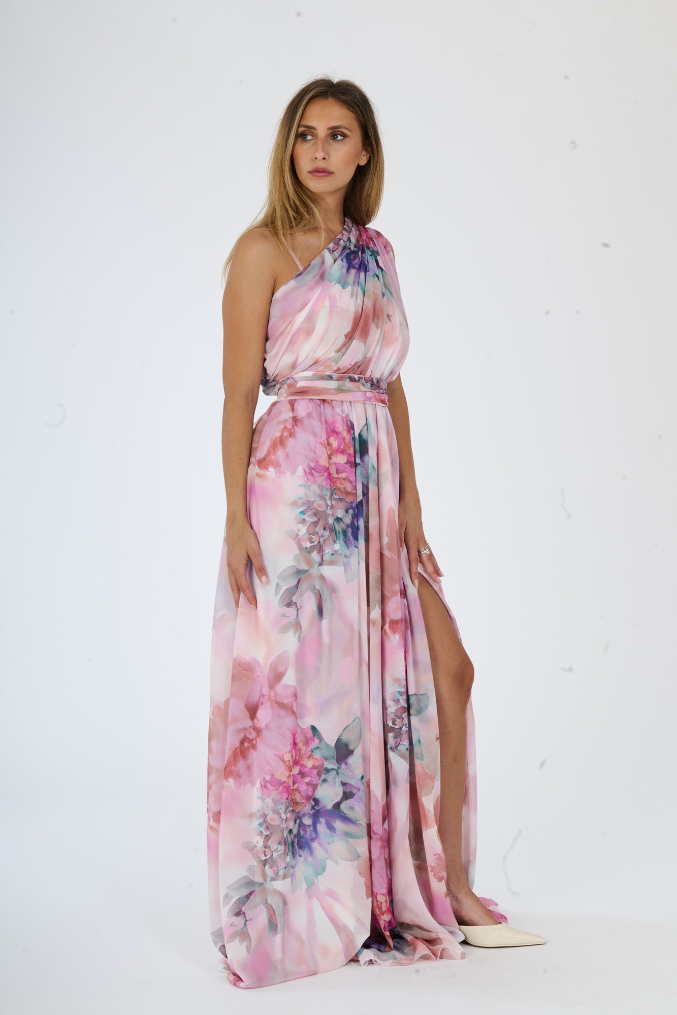 Modella in abito maxi Rosa Antico, stampa fluida e dettaglio slit per un look raffinato