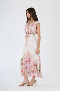 Modella in abito maxi Rosa con motivi floreali, scollatura a V, maniche nude e fascia tie - waist