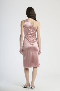 Modella in abito rosa antico con plissé, stile delicato per serate romantiche.