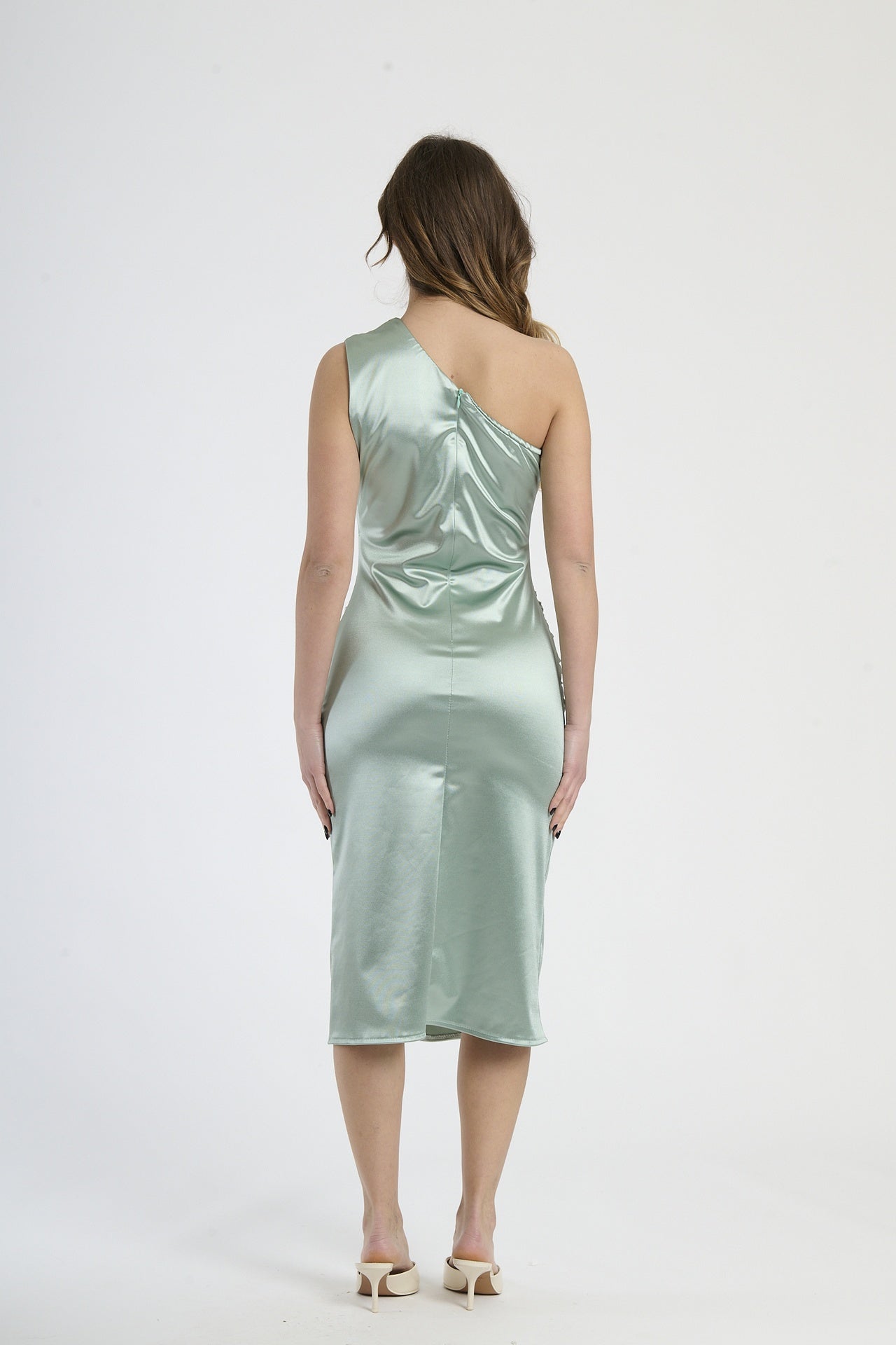 Modella in abito salvia con plissé, stile delicato per eventi all’aperto.