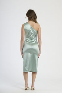 Modella in abito salvia con plissé, stile delicato per eventi all’aperto.