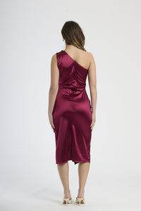 Modella in abito vino con plissé, stile seducente ed affascinante per serate notturne.