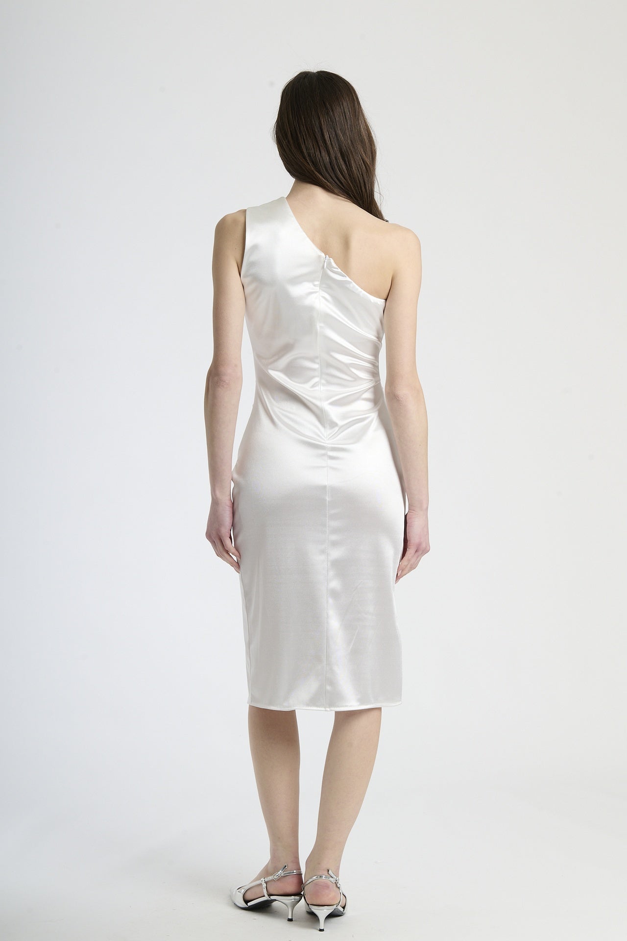  Modella indossa abito bianco con plissé, stile raffinato per eventi esclusivi.