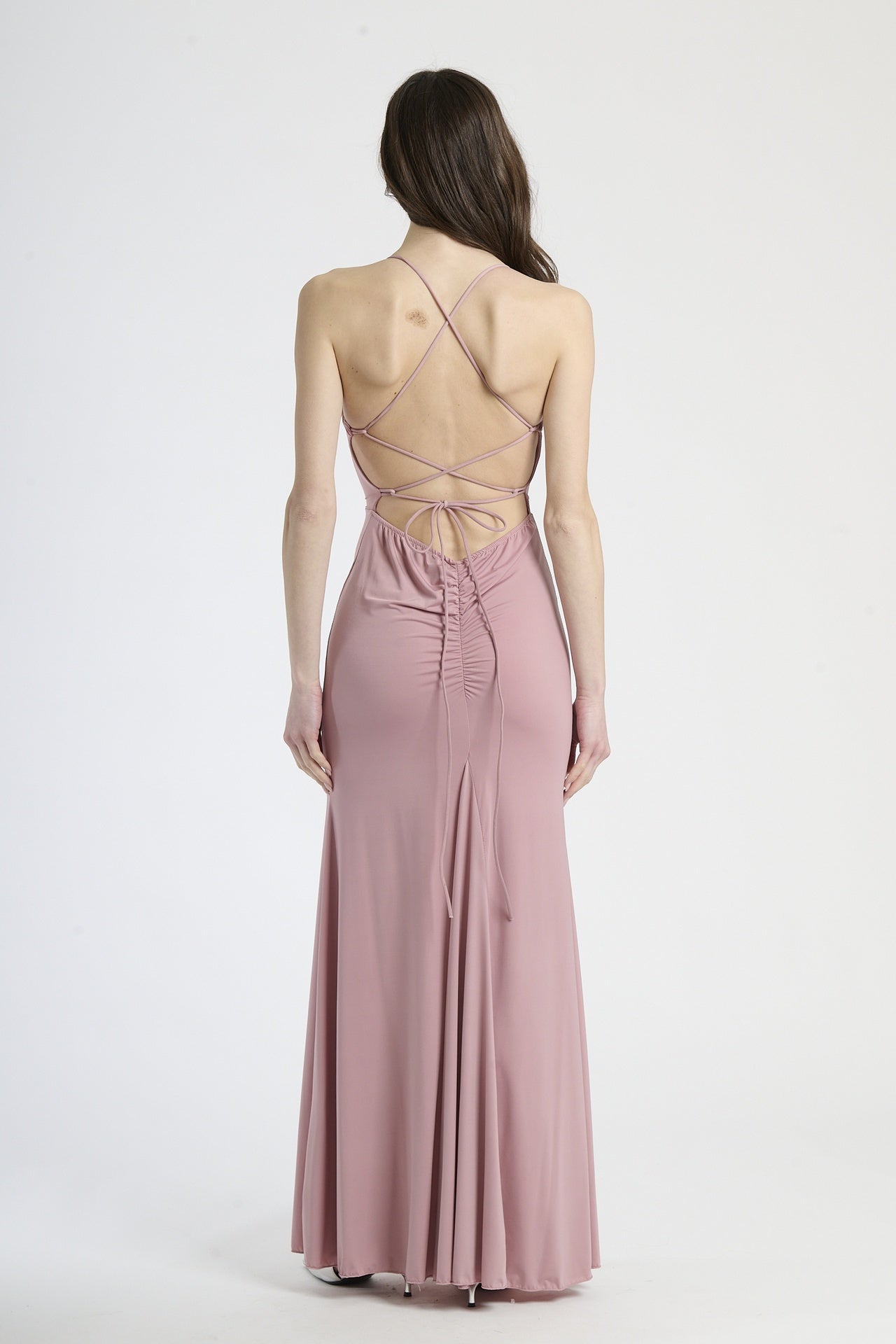 Modella indossa abito rosa antico lungo, stile delicato per serate romantiche.