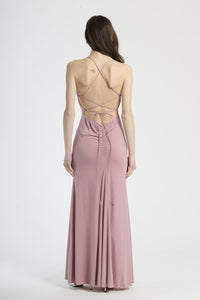 Modella indossa abito rosa antico lungo, stile delicato per serate romantiche.