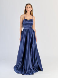 Modello di abito Blu scuro in raso lucido con silhouette avvolgente