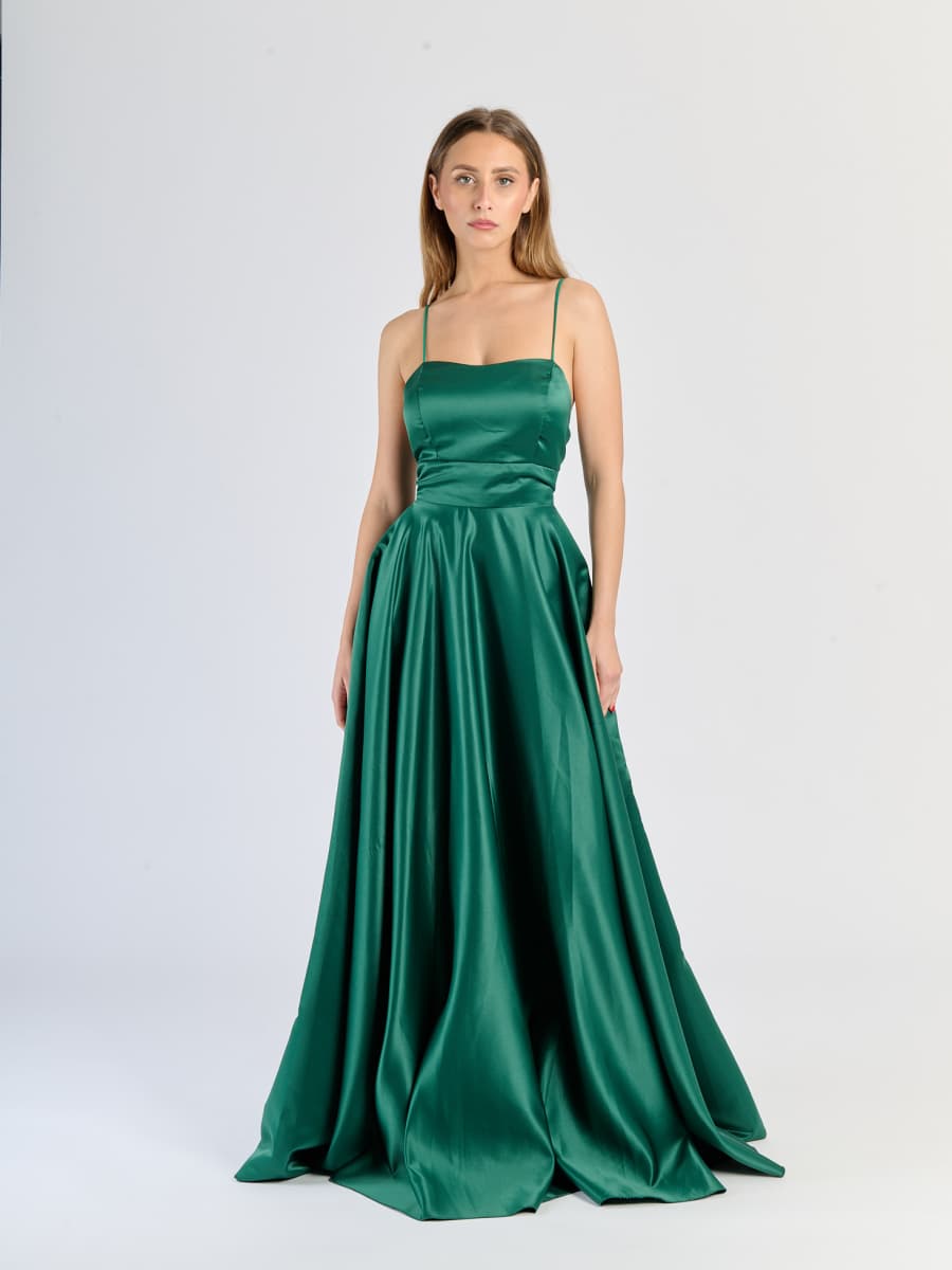 Modello di abito Verde.S in raso lucido con silhouette avvolgente