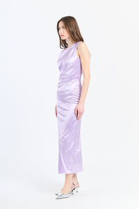 Modello di abito lilla in raso con gonna dritta e finitura soffice