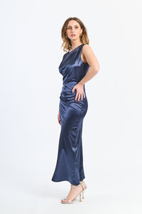 Modello di abito navy in raso con silhouette dritta e finitura elegante