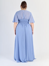 Modello di abito plus size Lavanda in raso con silhouette avvolgente e finitura soffice