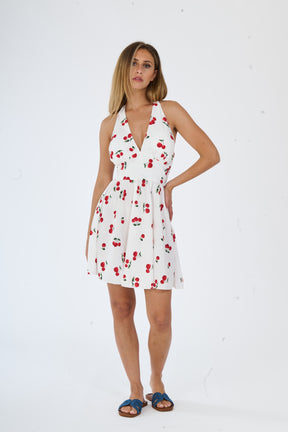 Modello in abito bianco, stile moderno con spalline larghe, una cintura sottile e un lungo tratto di tela fluida.