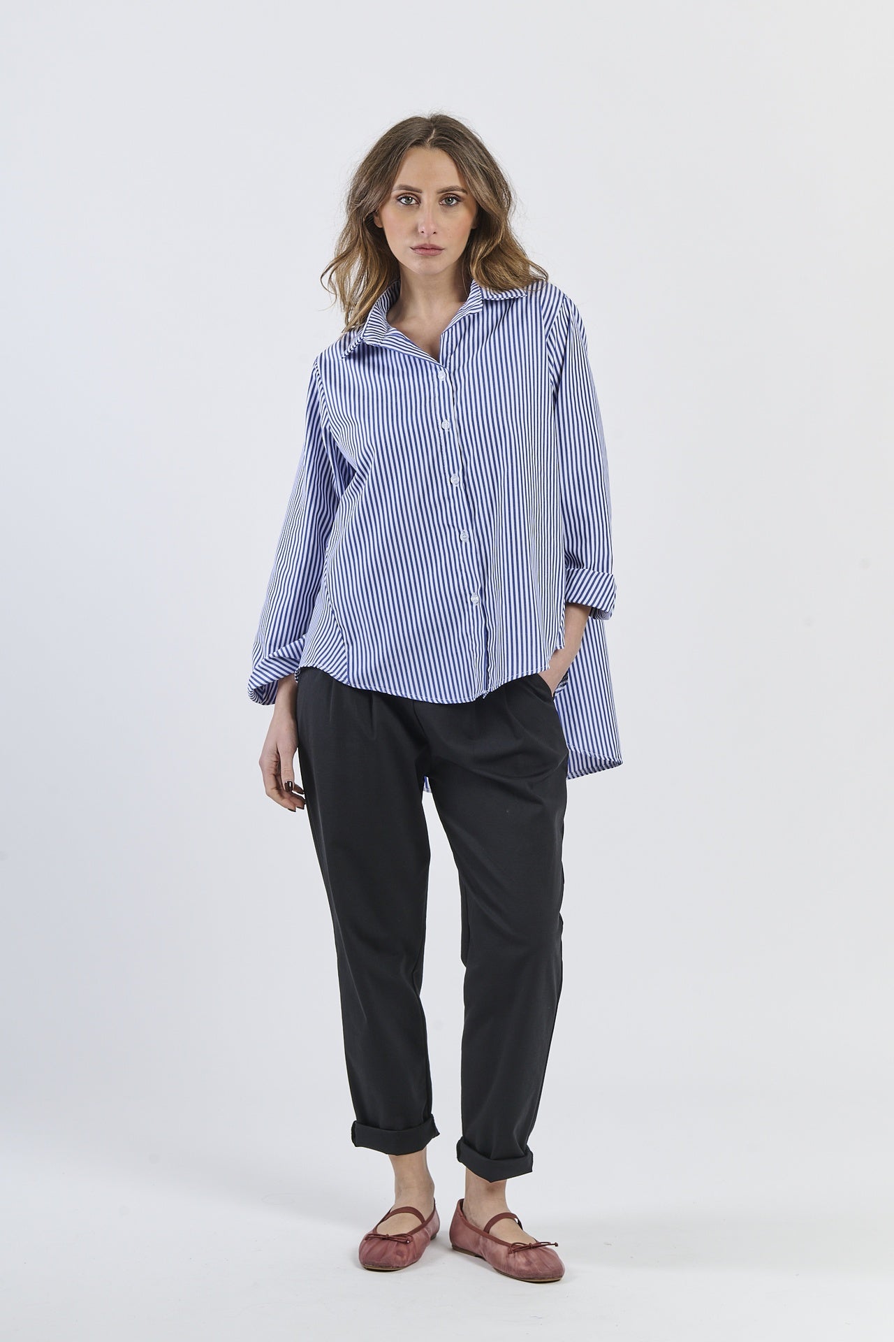 Modello in camicia navy a righe, abito timeless e versatile